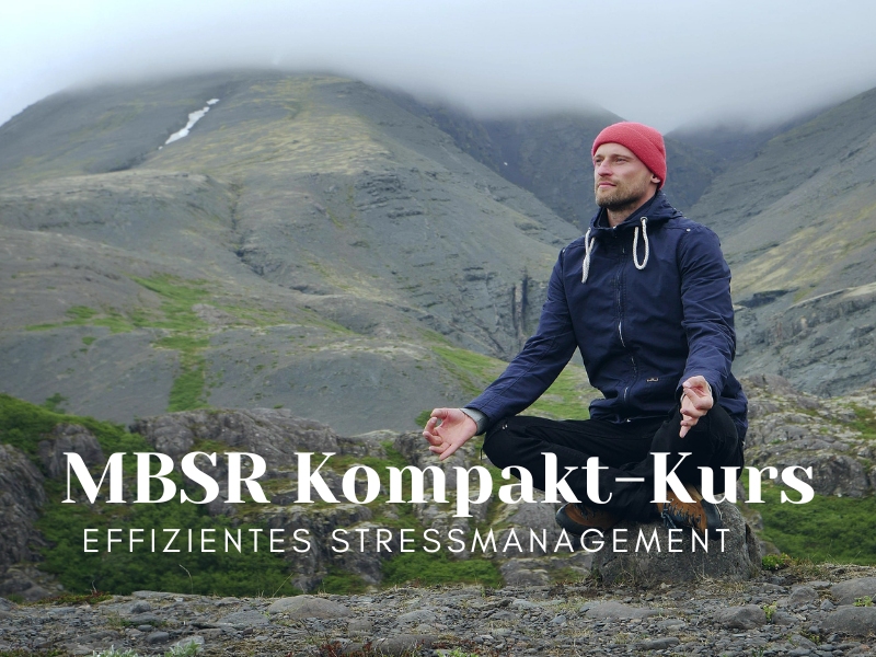 MBSR Kompaktkurs für Berufstätige – Achtsamkeit und Stressbewältigung Ein Mann sitzt in Meditationshaltung in ruhiger Umgebung und praktiziert Achtsamkeit