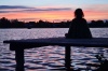 Meditation bei Sonnenuntergang am See
